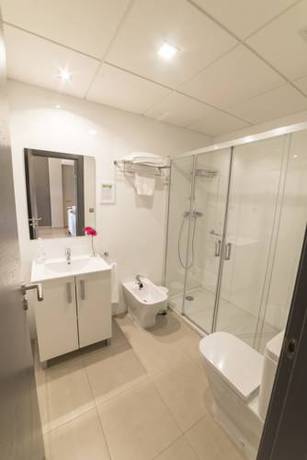 Imagen de la habitación del Aparthotel Miguel Sanchez. Foto 7
