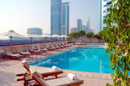 Imagen de la piscina del Aparthotel Millennium Plaza Downtown Suites. Foto 20