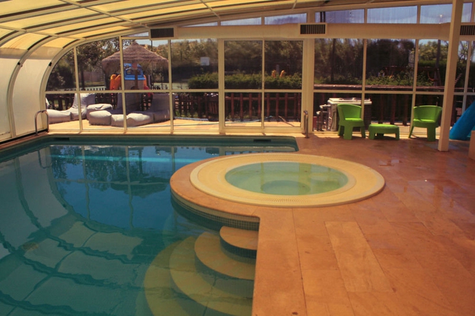 Imagen de la piscina del Aparthotel Mimi - Milfontes Miami Penthouse With Rooftop Infinity Pool - Duna Parque Group. Foto 16