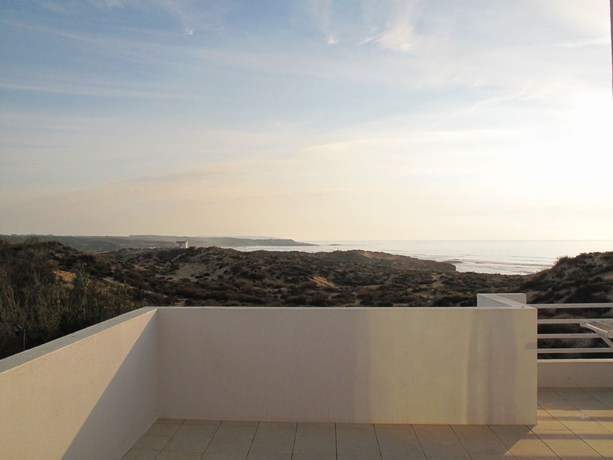 Imagen de los exteriores del Aparthotel Mimi - Milfontes Miami Penthouse With Rooftop Infinity Pool - Duna Parque Group. Foto 12