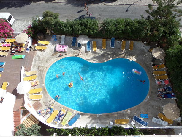 Imagen de la piscina del Aparthotel Mirachoro Albufeira. Foto 12