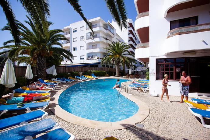 Imagen de la piscina del Aparthotel Mirachoro Portimao. Foto 12