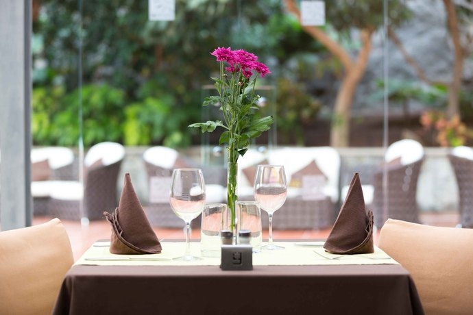 Imagen de los exteriores del Aparthotel Morasol Suites. Foto 8