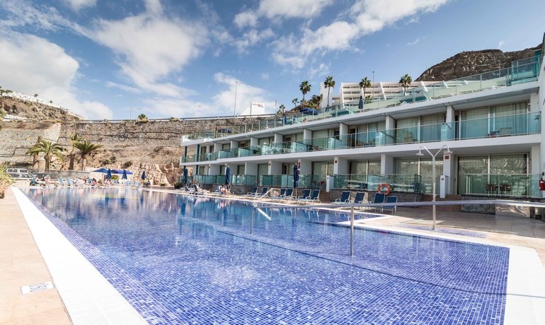 Imagen de la piscina del Aparthotel Morasol Suites. Foto 12