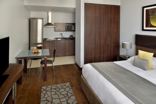 Imagen de la habitación del Aparthotel Movenpick Apartments Al Mamzar Dubai. Foto 15