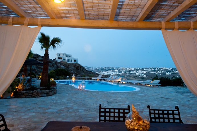 Imagen de la piscina del Aparthotel Navy Blue Suites. Foto 11