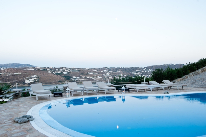 Imagen de la piscina del Aparthotel Navy Blue Suites. Foto 12