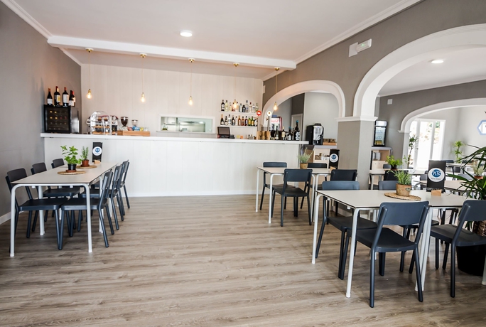 Imagen del bar/restaurante del Aparthotel Nelva Resort, Cala en Porter. Foto 5