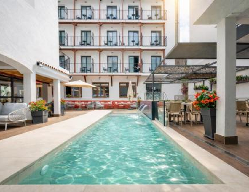 Imagen de la piscina del Aparthotel Neptuno Calella. Foto 19