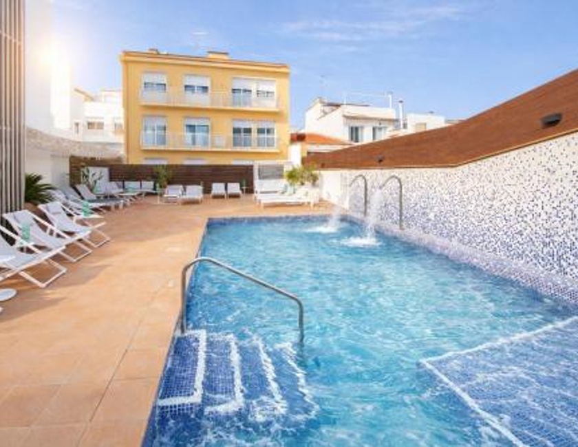 Imagen de la piscina del Aparthotel Neptuno Calella. Foto 20