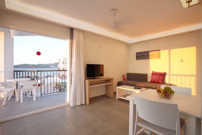 Imagen de la habitación del Aparthotel Nereida, Bahia San Antonio. Foto 4