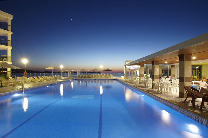 Imagen de la piscina del Aparthotel Nereida, Bahia San Antonio. Foto 12