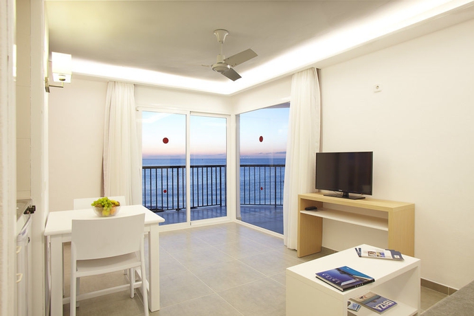 Imagen de la habitación del Aparthotel Nereida, Bahia San Antonio. Foto 5