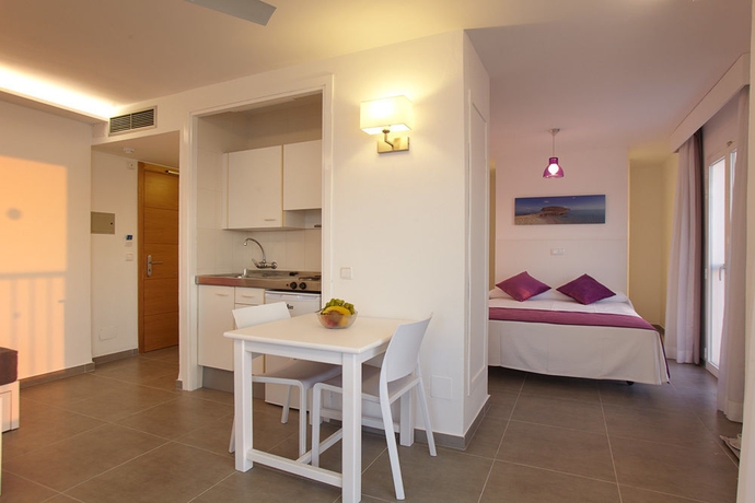 Imagen de la habitación del Aparthotel Nereida, Bahia San Antonio. Foto 6