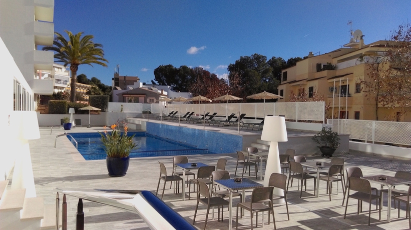 Imagen de la piscina del Aparthotel Novo Mar. Foto 13