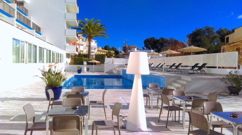 Imagen de la piscina del Aparthotel Novo Mar. Foto 14