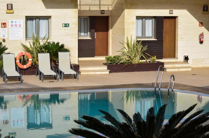 Imagen de la piscina del Aparthotel Novo Sancti Petri. Foto 13