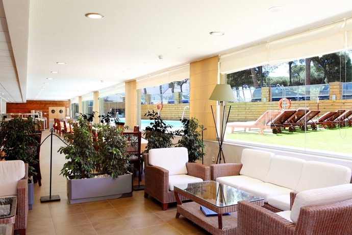 Imagen de los interiores del Aparthotel ON Family Islantilla. Foto 9