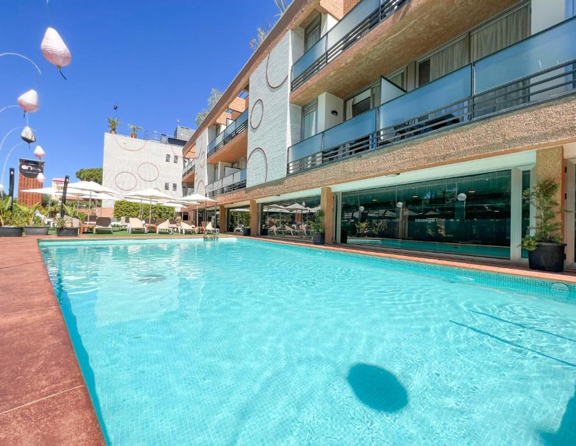 Imagen de la piscina del Aparthotel ON Family Islantilla. Foto 13