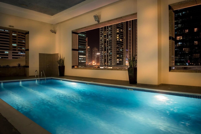 Imagen de la piscina del Aparthotel Oaks Liwa Heights Suites. Foto 5