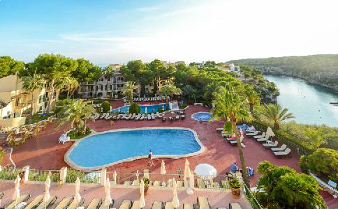 Imagen de la piscina del Aparthotel Ona Cala Pi Club. Foto 15