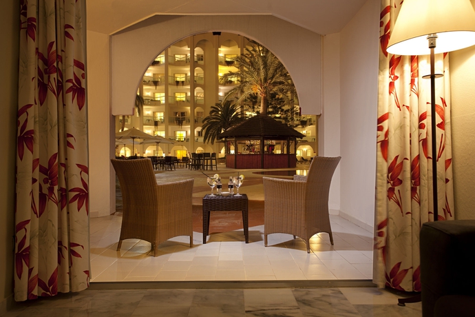 Imagen de los exteriores del Aparthotel Ona Marinas de Nerja. Foto 13