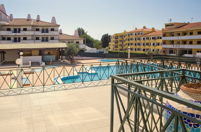 Imagen de la piscina del Aparthotel Ourabay. Foto 10