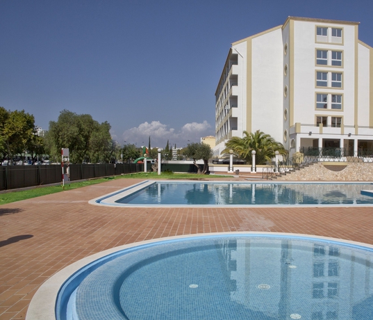 Imagen de los exteriores del Aparthotel Ourabay. Foto 4