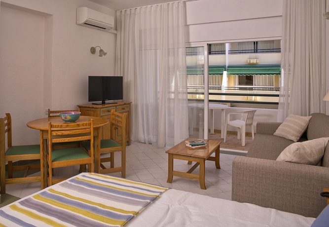 Imagen de los interiores del Aparthotel Ourabay. Foto 7