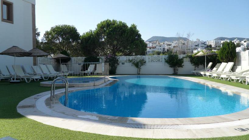 Imagen de la piscina del Aparthotel Ozukara 1 Apart. Foto 9