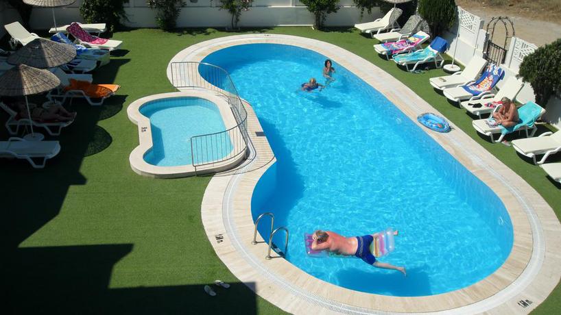 Imagen de la piscina del Aparthotel Ozukara 1 Apart. Foto 10