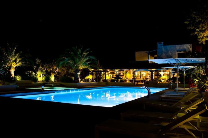 Imagen de la piscina del Aparthotel Para&iacute;so De Los Pinos Apartamentos. Foto 15