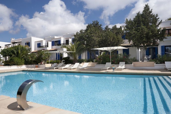 Imagen de la piscina del Aparthotel Para&iacute;so De Los Pinos Apartamentos. Foto 17