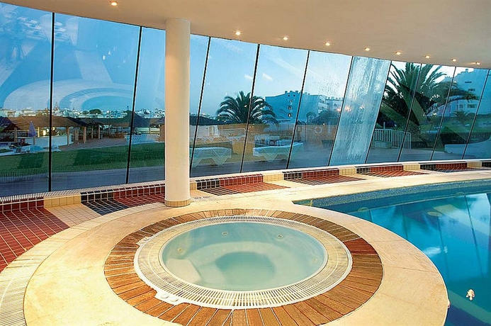 Imagen de la piscina del Aparthotel Paraiso Albufeira. Foto 13
