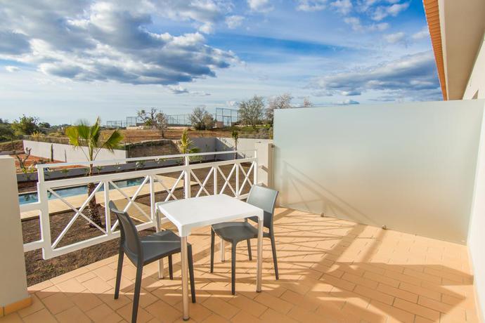 Imagen de los exteriores del Aparthotel Pestana Gramacho Residences. Foto 10