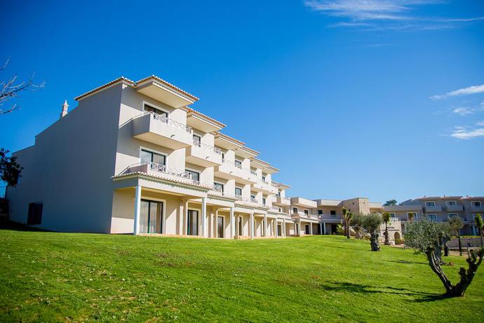 Imagen de los exteriores del Aparthotel Pestana Gramacho Residences. Foto 11