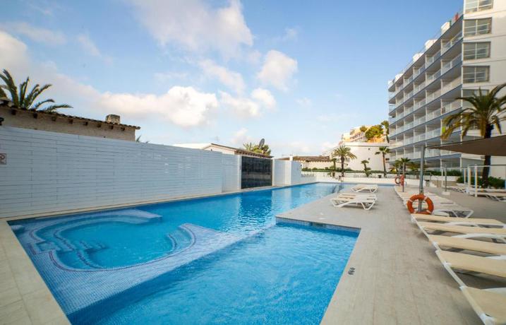 Imagen de la piscina del Aparthotel Pierre & Vacances Mallorca Deya. Foto 20