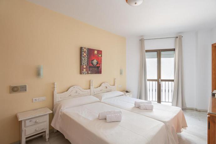 Imagen de la habitación del Aparthotel Playamaro. Foto 3