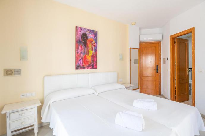 Imagen de la habitación del Aparthotel Playamaro. Foto 4