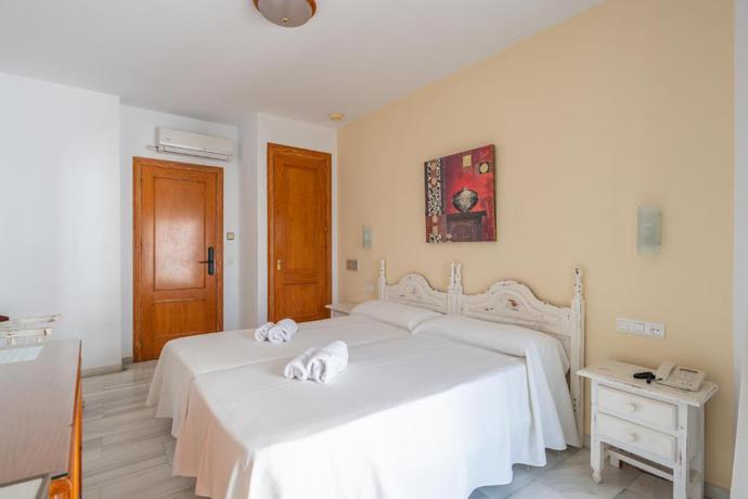 Imagen de la habitación del Aparthotel Playamaro. Foto 6