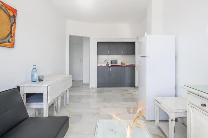 Imagen de la habitación del Aparthotel Playamaro. Foto 7