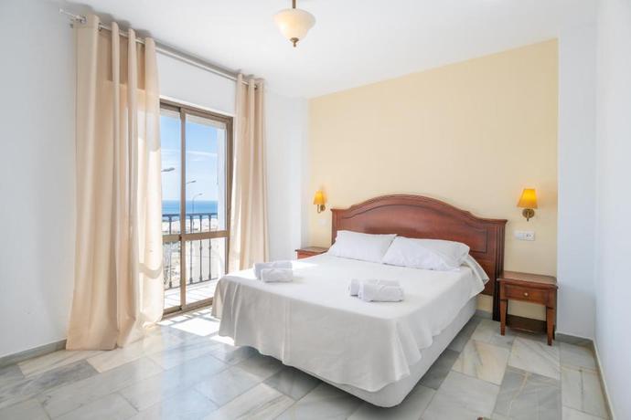 Imagen de la habitación del Aparthotel Playamaro. Foto 8