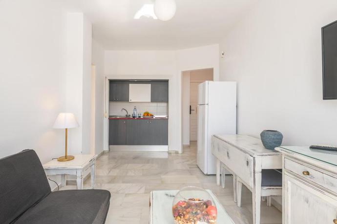 Imagen de la habitación del Aparthotel Playamaro. Foto 9