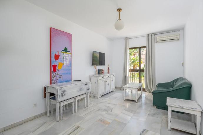 Imagen de la habitación del Aparthotel Playamaro. Foto 10