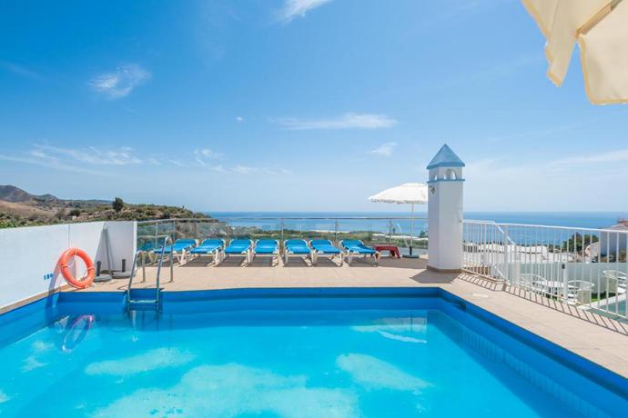 Imagen de la piscina del Aparthotel Playamaro. Foto 23