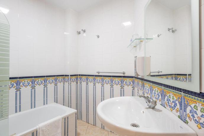 Imagen de la habitación del Aparthotel Playamaro. Foto 15
