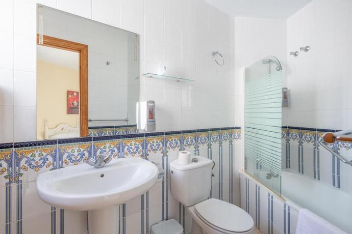 Imagen de la habitación del Aparthotel Playamaro. Foto 16