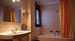 Imagen de la habitación del Aparthotel Poblad&oacute;, Arinsal. Foto 4