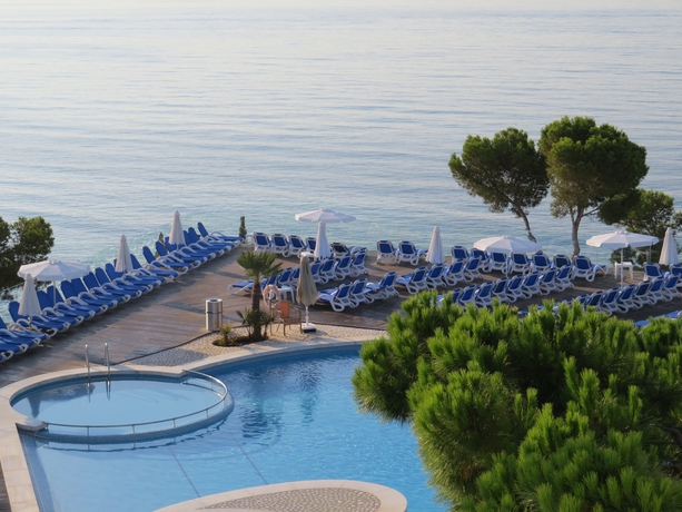 Imagen de la piscina del Aparthotel Ponent Mar. Foto 10