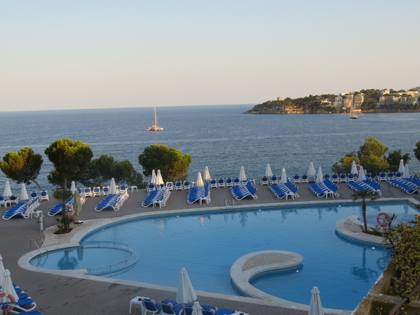 Imagen de la piscina del Aparthotel Ponent Mar. Foto 12